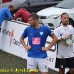 Sestupové vody pomalu zatékají do táborské fotbalové lodě