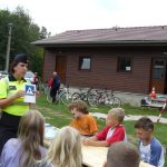 Originální prevence. Policisté jeli s dětmi na kole do terénu