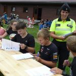 Originální prevence. Policisté jeli s dětmi na kole do terénu