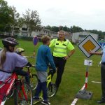 Originální prevence. Policisté jeli s dětmi na kole do terénu