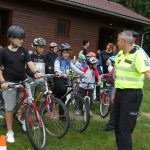 Originální prevence. Policisté jeli s dětmi na kole do terénu