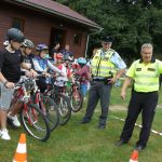 Originální prevence. Policisté jeli s dětmi na kole do terénu