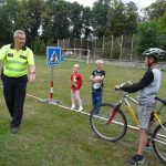 Originální prevence. Policisté jeli s dětmi na kole do terénu