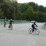 Originální prevence. Policisté jeli s dětmi na kole do terénu