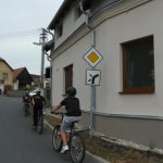 Originální prevence. Policisté jeli s dětmi na kole do terénu