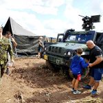 Setkání s armádou si v Chýnově nenechaly ujít stovky lidí