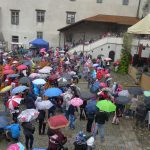 Lidé přišli strakonické knihovně popřát navzdory dešti
