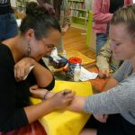 Lidé přišli strakonické knihovně popřát navzdory dešti