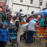Lidé přišli strakonické knihovně popřát navzdory dešti