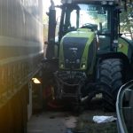 Traktor a kamion se do sebe zaklesly u Otína