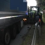 Traktor a kamion se do sebe zaklesly u Otína