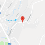 Pozor v Prachaticích. Náklaďák při nehodě skončil v příkopu