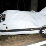 Předjížděl nákladní auto a zničil dodávku o strom