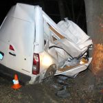Předjížděl nákladní auto a zničil dodávku o strom
