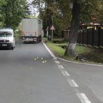 Tři cyklisté skončili po srážce s kamionem a dvěma auty v nemocnici