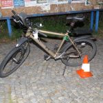 Tři cyklisté skončili po srážce s kamionem a dvěma auty v nemocnici