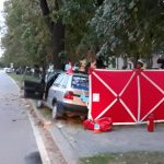 Život spolujezdce vyhasl po nárazu do stromu zřejmě kvůli rychlosti