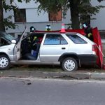 Život spolujezdce vyhasl po nárazu do stromu zřejmě kvůli rychlosti