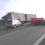 Policie upřesňuje. Po srážce s kamionem zemřela u Hodušína devatenáctiletá řidička. Zranění při další srážce utrpěly ženy spěchající na pomoc