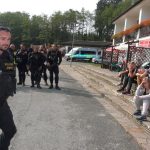 Těžkooděnci zavítali za studenty na zátěžový kurs