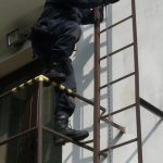 Těžkooděnci zavítali za studenty na zátěžový kurs
