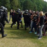 Těžkooděnci zavítali za studenty na zátěžový kurs