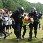 Těžkooděnci zavítali za studenty na zátěžový kurs