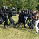 Těžkooděnci zavítali za studenty na zátěžový kurs