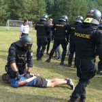 Těžkooděnci zavítali za studenty na zátěžový kurs