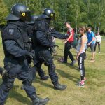 Těžkooděnci zavítali za studenty na zátěžový kurs