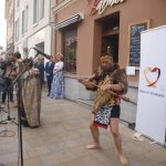 Maorská skupina předvedla rituální bojový tanec a zazpívala Škoda lásky