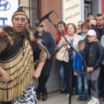 Maorská skupina předvedla rituální bojový tanec a zazpívala Škoda lásky