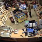 Policie hledá muže zachyceného kamerou na benzince v Litvínovicích