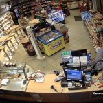 Policie hledá muže zachyceného kamerou na benzince v Litvínovicích