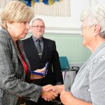 Hejtmanka udělila třináct plaket za péči Jihočechů o válečné hroby