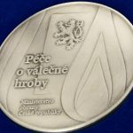 Hejtmanka udělila třináct plaket za péči Jihočechů o válečné hroby