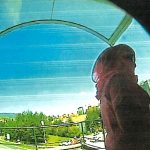 Pozná někdo zahalenou osobu na fotografiích u bankomatu?