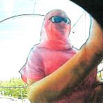 Pozná někdo zahalenou osobu na fotografiích u bankomatu?
