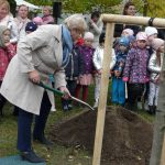 Hejtmanka Ivana Stráská zasadila ve Strakonicích pamětní lípu