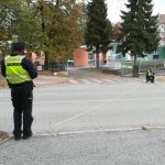 Řidička couvala od školky a srazila důchodkyni na přechodu
