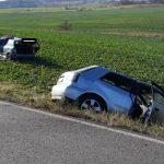 Při tragické srážce aut zemřeli dva muži a pro další dva letěl vrtulník