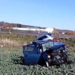 Při tragické srážce aut zemřeli dva muži a pro další dva letěl vrtulník
