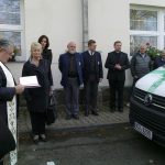 Kardinál Duka požehnal vozu pro dětskou psychiatrickou nemocnici od Petra Čtvrtníčka