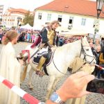 Martin na bílém koni přilákal babí léto a obrovský dav diváků