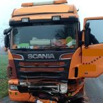 Po srážce s náklaďákem odstřihli hasiči téměř celou levou stranu auta