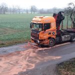 Po srážce s náklaďákem odstřihli hasiči téměř celou levou stranu auta
