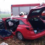 Po srážce s náklaďákem odstřihli hasiči téměř celou levou stranu auta