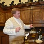 Večer otevřených dveří v milevském klášteře nabídl i ochutnávku mešního vína v sakristii baziliky