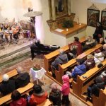 Adventní koncert prachatické ZUŠ zaplnil kostelík na Libínském Sedle