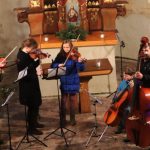 Adventní koncert prachatické ZUŠ zaplnil kostelík na Libínském Sedle